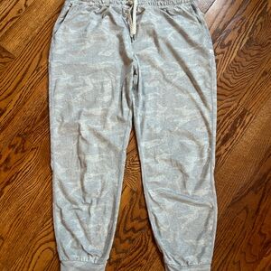 Vuori Camo Sweatpants - Size XL
